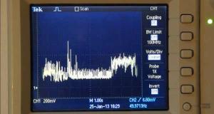 Fot. 3. Widok ekranu oscyloskopu z przebiegiem pokazującym zmiany amplitudy prądu pobieranego przez komputer MK809 podczas startu (skala w osi Y wynosi 200 mA/działkę)