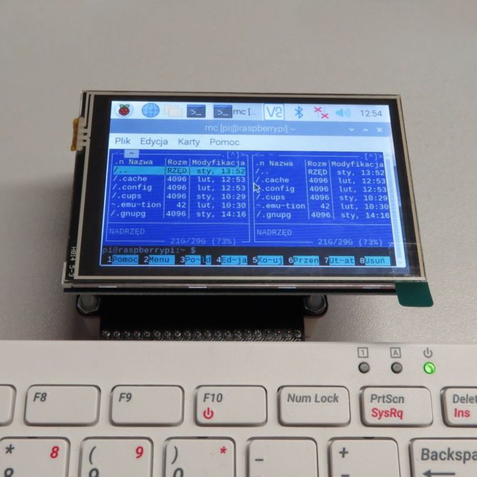 Wyświetlacz dotykowy podłączony do Raspberry Pi 400 za pomocą KAmodRPi400-ADP