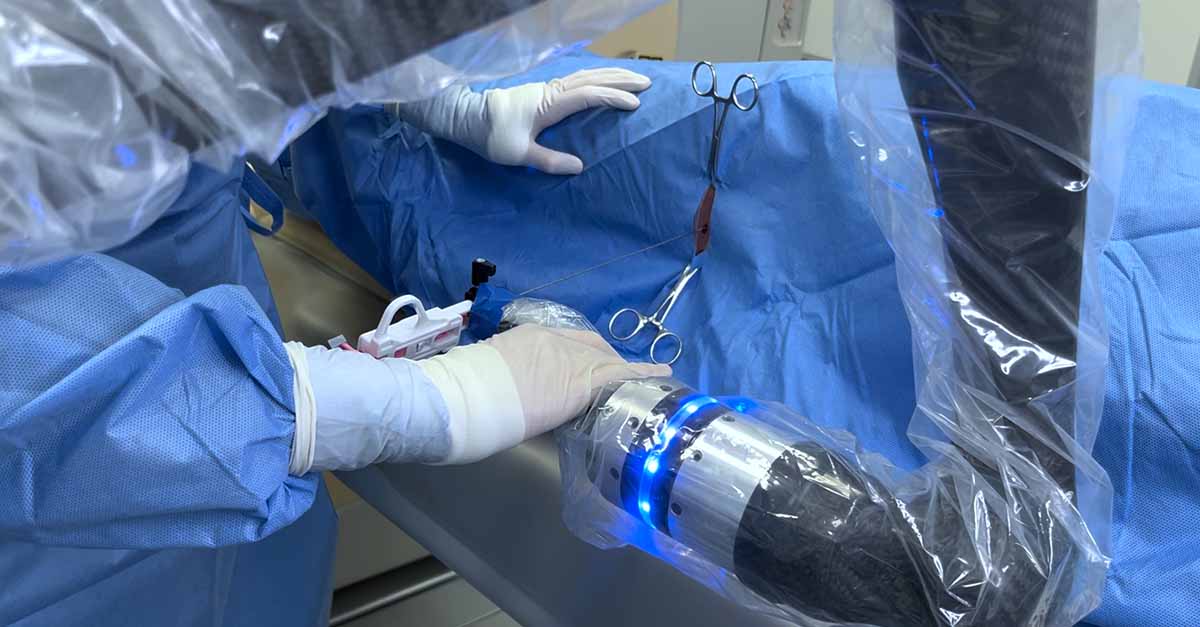 Chirurg wykonujący biopsje nowotworu wątroby przy wsparciu robotycznym oraz obrazowania 3D.
