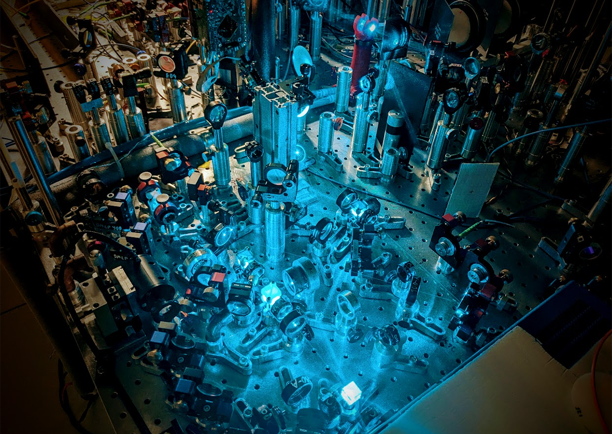 Układ eksperymentalny sterujący kwantową anteną radiową. Fot. Michał Parniak/UW