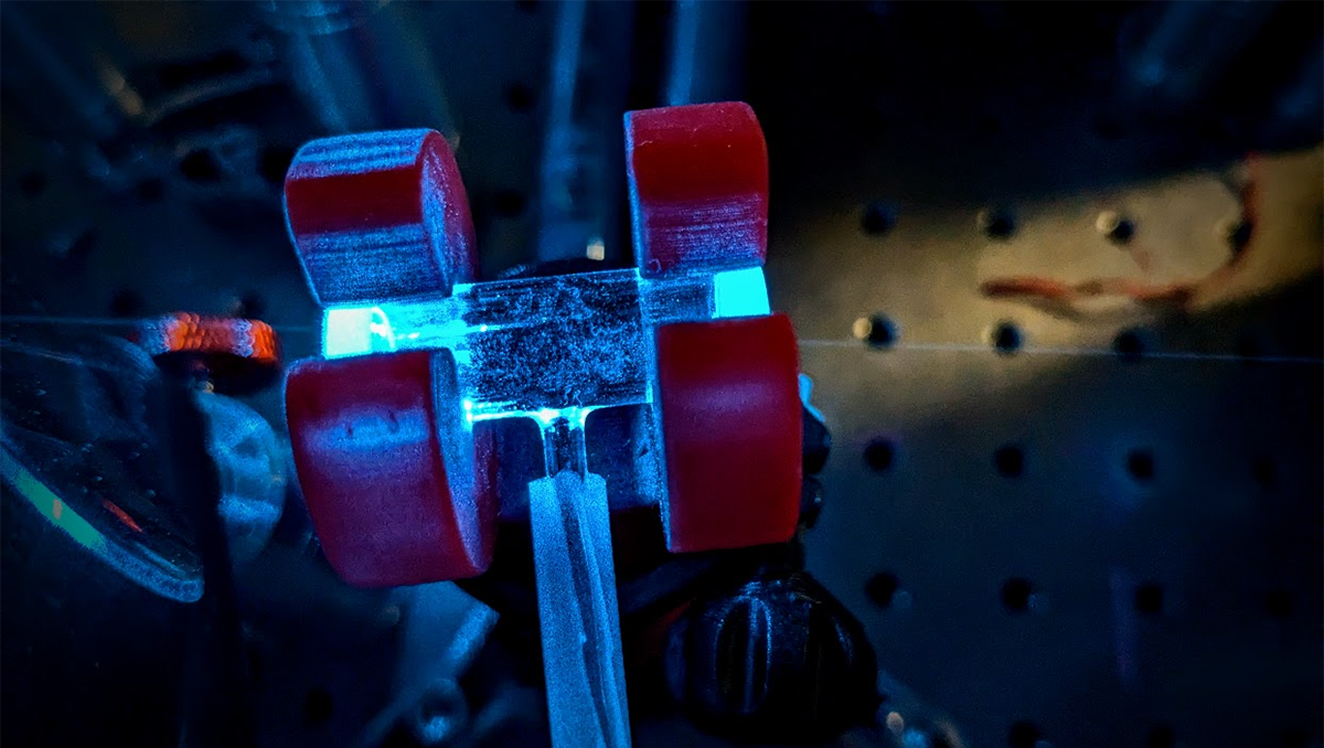 W pełni optyczna kwantowa antena radiowa – szklana komórka z rubidem zasilana laserami. Fot. Michał Parniak/UW