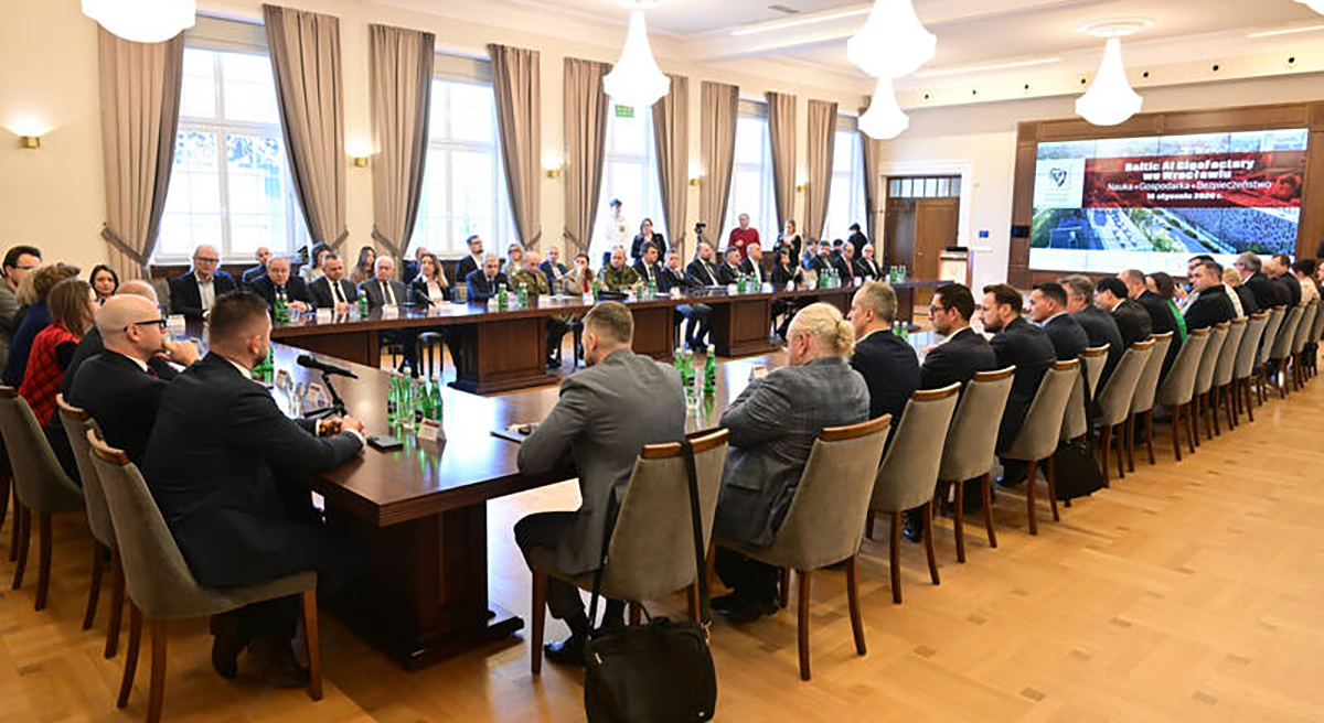 Podczas konferencji omawiano kwestie wskazujące Wrocław jako strategicznie bezpieczną lokalizację dla budowy GigaFabryki AI oraz podkreślające znaczenie Politechniki Wrocławskiej w rozwoju globalnego ekosystemu AI.