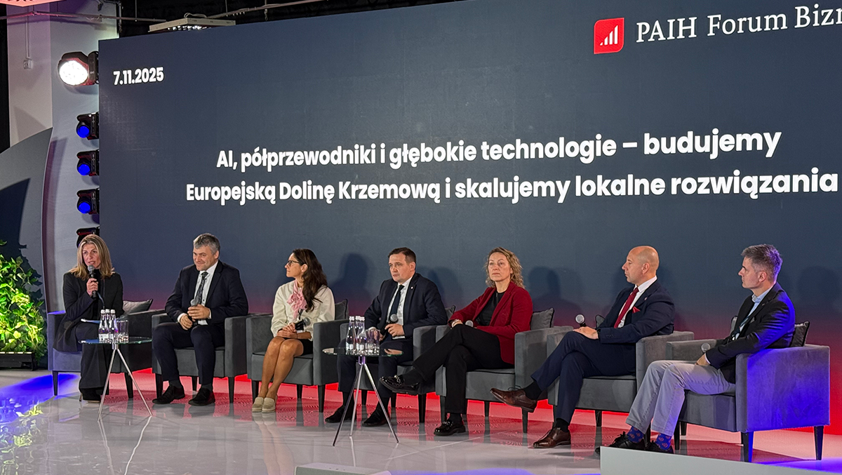 Panel dyskusyjny dotyczący sztucznej inteligencji i rozwoju innowacyjnych technologii w Polsce i Europie. Od lewej: Justyna Korycka, adwokat z kancelarii Olesiński i Wspólnicy; Adam Piotrowski, prezes VIGO Photonics, Agnieszka Szweda, ekspert PAIH, Michał Jaros, wiceminister MRiT, Magdalena Dziewguć, prezes Google Cloud Polska, Max Dropiński, ekspert z SEMI i Piotr Mieczkowski z Krajowej Izby Gospodarczej Elektroniki i Telekomunikacji. Fot. Agnieszka Kubasik