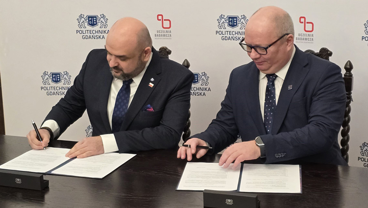 Bartłomiej Zając, prezes spółki RADMOR i Krzysztof Wilde, rektor Politechniki Gdańskiej podczas podpisywania umowy