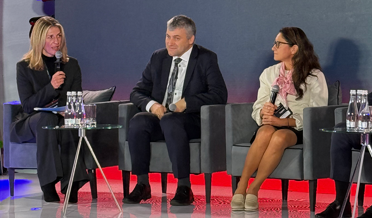 Justyna Korycka, adwokat z kancelarii Olesiński i Wspólnicy, prezes VIGO Photonics Adam Piotrowski i Agnieszka Szweda, kluczowy ekspert Departamentu Wsparcia Inwestycji w PAIH. Fot. Agnieszka Kubasik