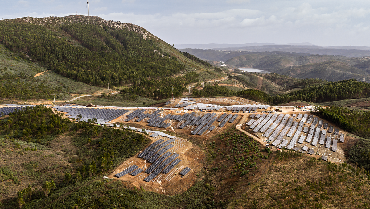 Nowy kompleks o mocy 89 MW integruje 90 000 paneli słonecznych z elektrownią wodną Pracana w środkowej Portugalii, generując wystarczającą ilość energii, aby zasilić około 51 800 gospodarstw domowych. To hybrydowe rozwiązanie maksymalizuje wykorzystanie istniejącej sieci i odnawialnych źródeł energii.