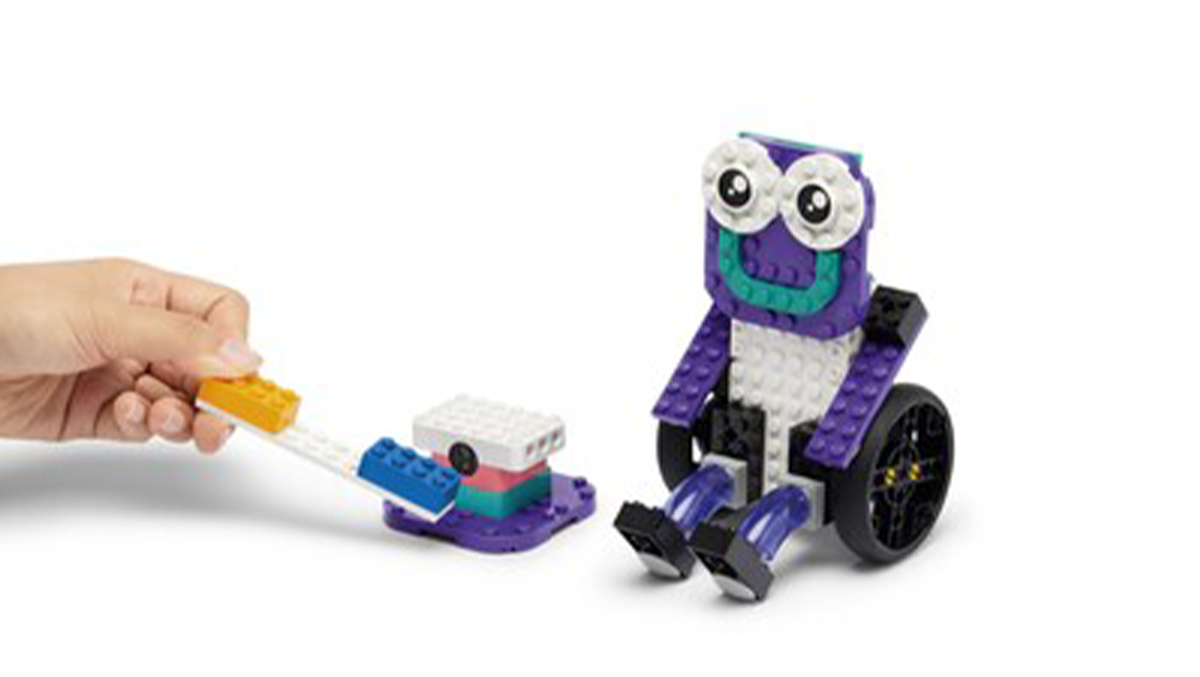 Każdy zestaw LEGO® Education Computer Science & AI zawiera zakres i sekwencję 30 lekcji opartych na dociekaniu, dostosowanych do programu nauczania, które można płynnie zintegrować z istniejącymi programami lub wykorzystać jako samodzielny program nauczania informatyki i sztucznej inteligencji.