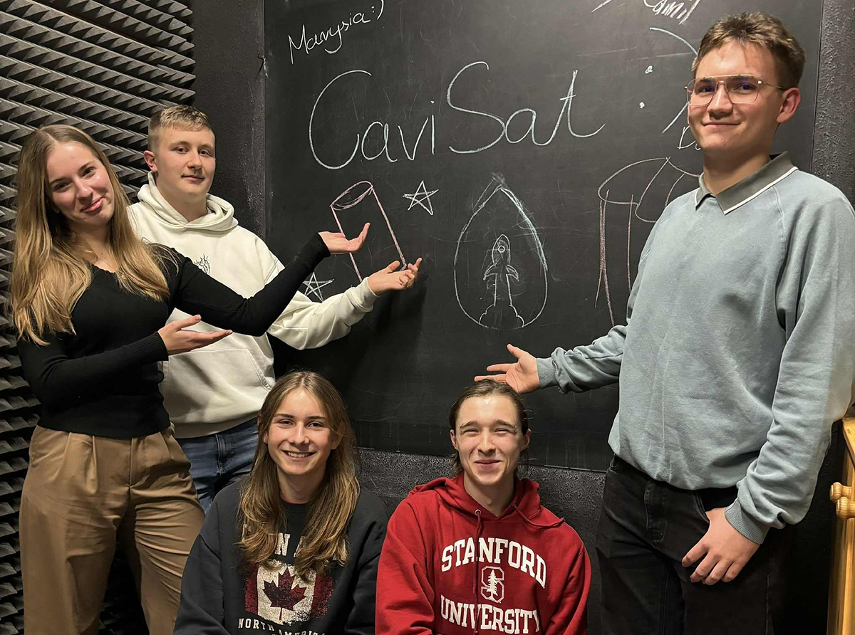 Zespół krakowskich licealistów biorących udział w międzynarodowym konkursie CanSat | źródło: Space Agency