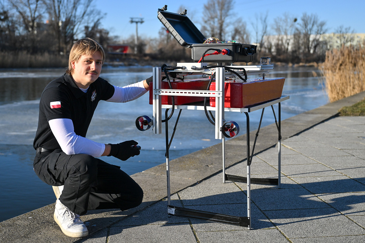 Antoni Piałucha prezentujący drona F.O.K.A | źródło: Politechnika Wrocławska