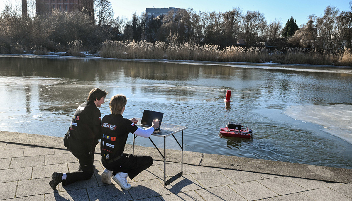 Studenci przeprowadzający testy platformy badawczej F.O.K.A | źródło: Politechnika Wrocławska