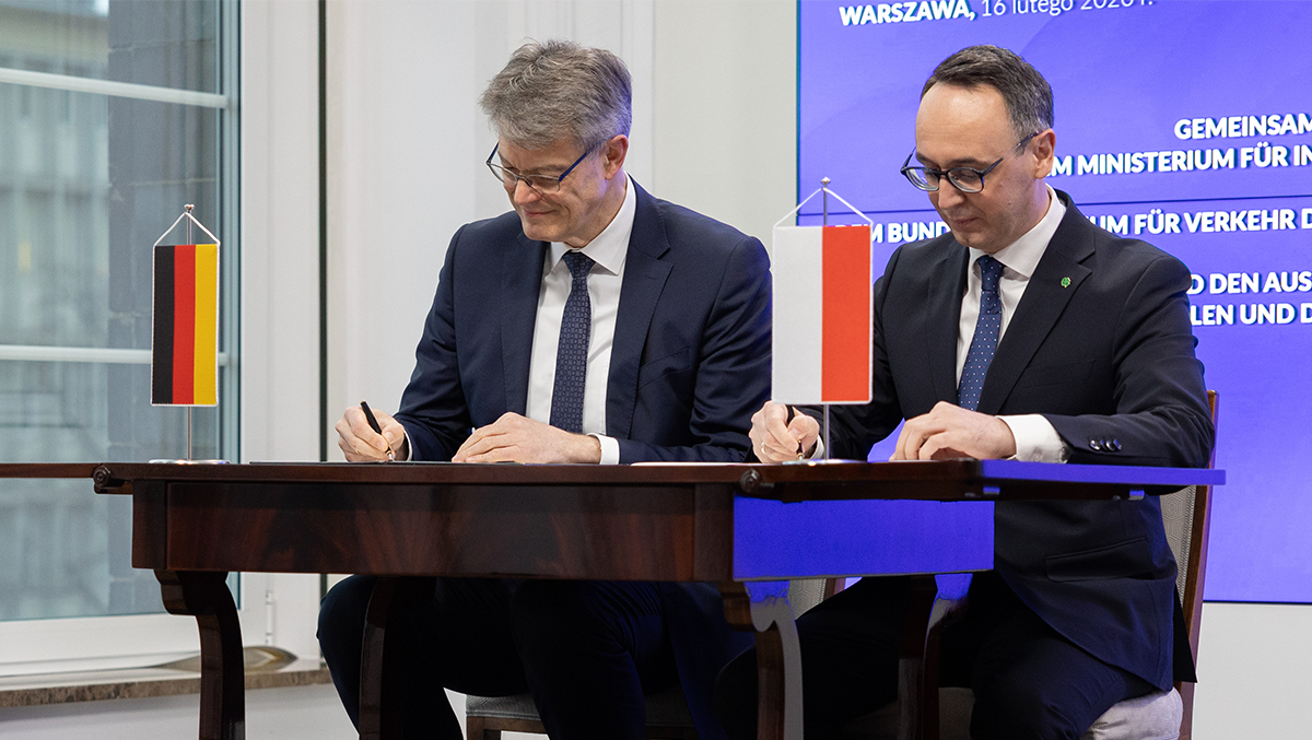 Minister transportu Niemiec Patrick Schnieder i minister infrastruktury Polski Dariusz Klimczak podpisali w Warszawie porozumienie w sprawie modernizacji i rozwoju połączeń kolejowych pomiędzy Polską a Niemcami | źródło: Ministerstwo Infrastruktury