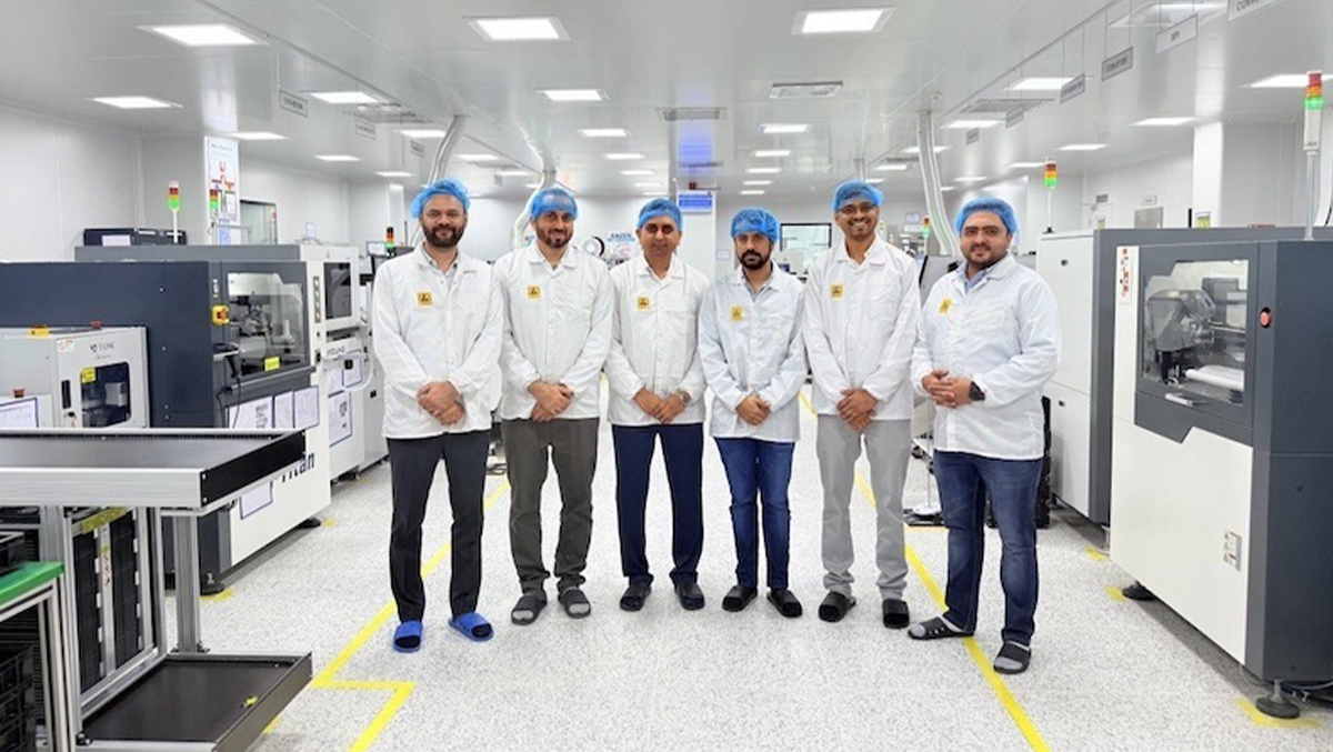 Od lewej: Dyrektor ds. produkcji – Saurabh Thakur, Dyrektor ds. dostaw – Gaurav Bhuttani, Dyrektor generalny i dyrektor zarządzający – Brijesh Kamani, Członek zarządu – Vaibhav Raheja, Dyrektor ds. biznesowych – Ashish Chinthal, Dyrektor ds. produktów – Ishan Joshi