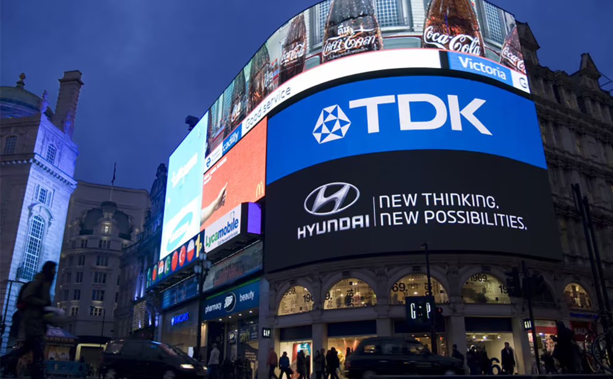 Witryna reklamowa TDK przy Piccadilly Circus w Londynie. TDK stało się globalną marką dzięki sukcesowi kaset magnetofonowych.