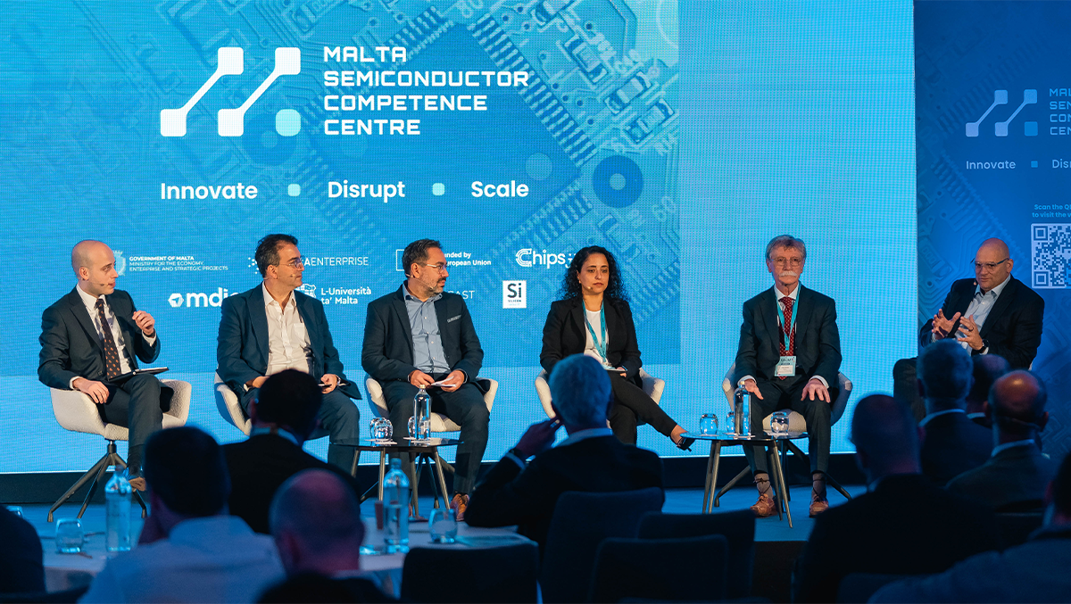 Panel dyskusyjny poświęcony MSCC podczas Globalnej Konferencji Półprzewodników na Malcie, prowadzony przez Matthew Xuereba, urzędnika ds. polityki w DG CNECT. Fot: Chips Joint Undertaking
