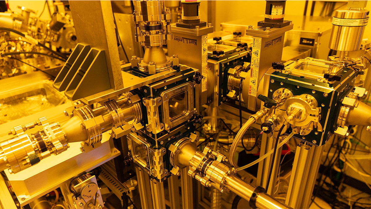 Zdjęcia narzędzia BEFORCE, skrót od „Bake and EUV system with FTIR and Outgas measurement for Resist evaluation in Controlled Environment” (System wygrzewania i EUV z pomiarem FTIR i odgazowaniem do oceny fotorezystu w kontrolowanym środowisku).