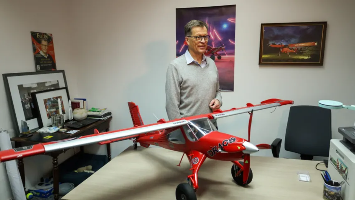 Dyrektor generalny Draco Aircraft Johannes von Thadden podczas prezentacji modelu samolotu Draco przy pl. Inwalidów w Warszawie | źródło PAP/Albert Zawada