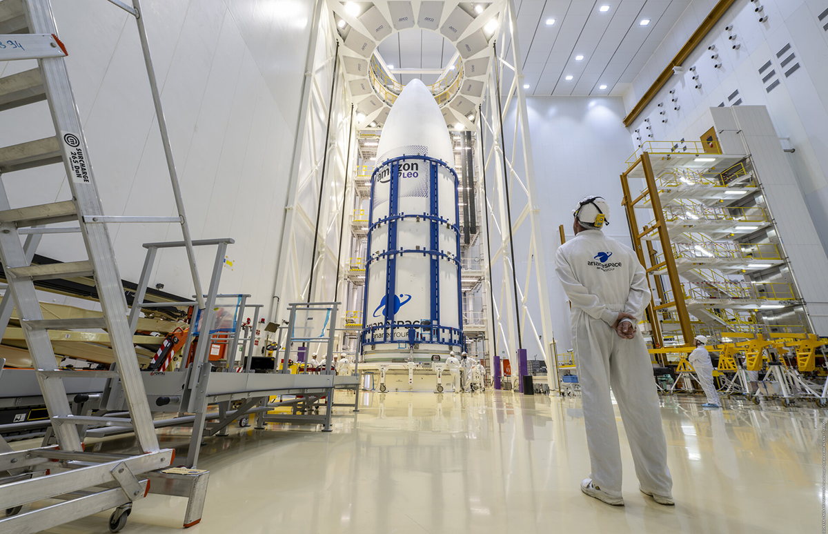 Integracja osłony ładunku na CU1 (Amazon Leo LE-01) i LVA w EFA | źródło: ESA