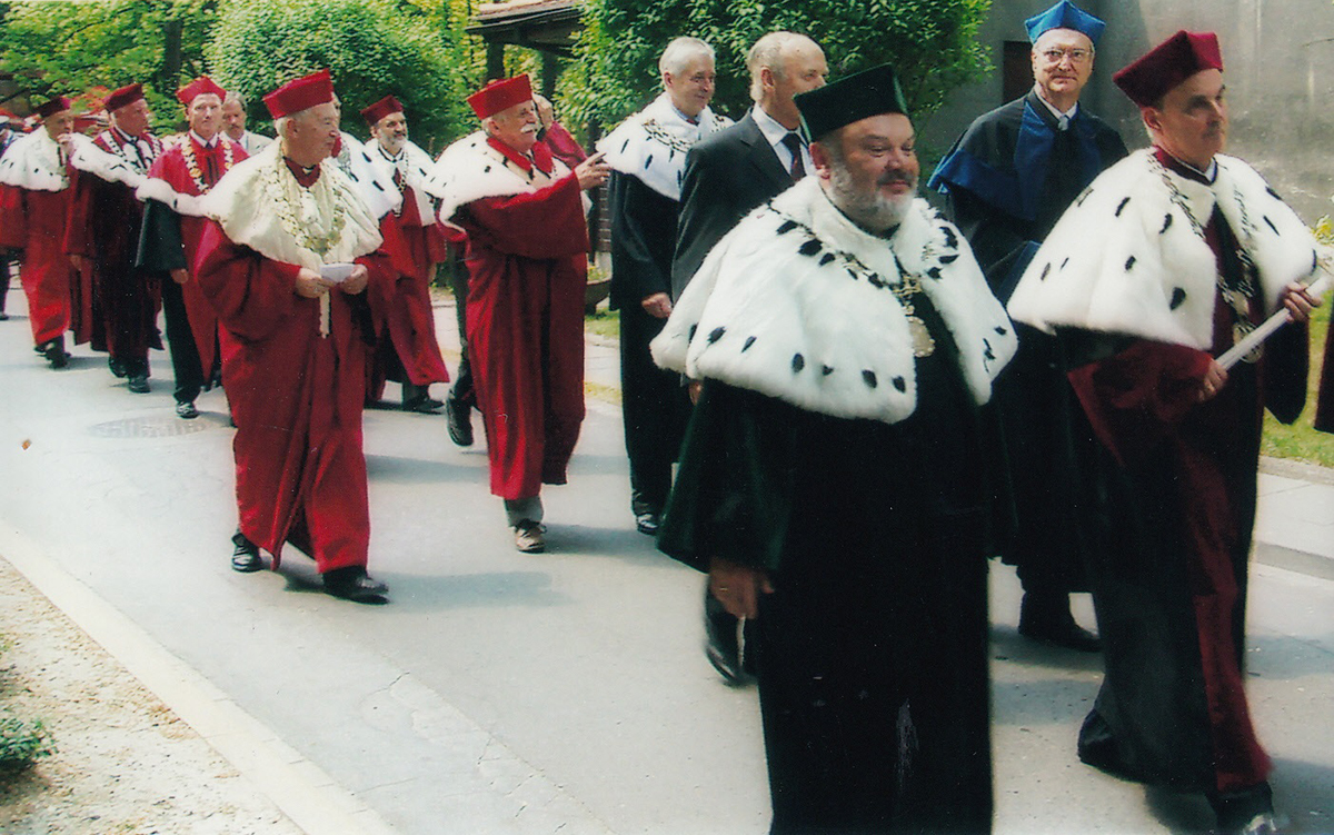 Przemarsz rektorów podczas święta - jubileuszu Politechniki Krakowskiej w 2005 roku. Na pierwszym planie prof. Ryszard Tadeusiewicz i rektor Politechniki Krakowskiej, prof. Marcin Chrzanowski. Za nimi rektorzy uczelni technicznych z całej Polski. "Kilka lat wcześniej taki przemarsz byłby nie do pomyślenia!" – napisał prof. Tadeusiewicz, który udostępnił to zdjęcie redakcji.