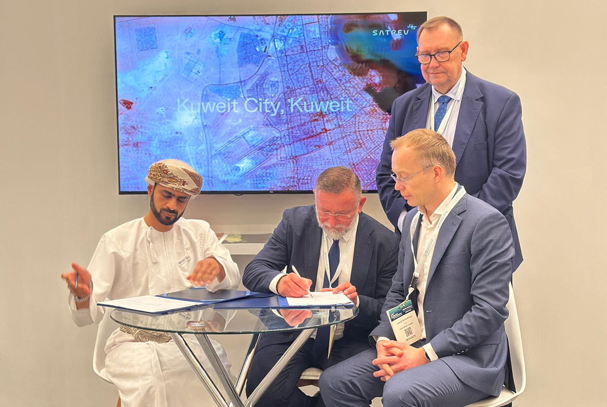 Podpisanie strategicznego porozumienia z firmą ETCO SPACE. Od lewej siedzą: dr Abdulaziz Alsawai, CEO ETCO SPACE, dr Daniel Więzik, CEO SatRev S.A., Łukasz Maciejewski, Członek Zarządu SatRev S.A. Za nimi stoi Witold Śmidowski, były ambasador RP w Iranie i Arabii Saudyjskiej | fot. SatRev