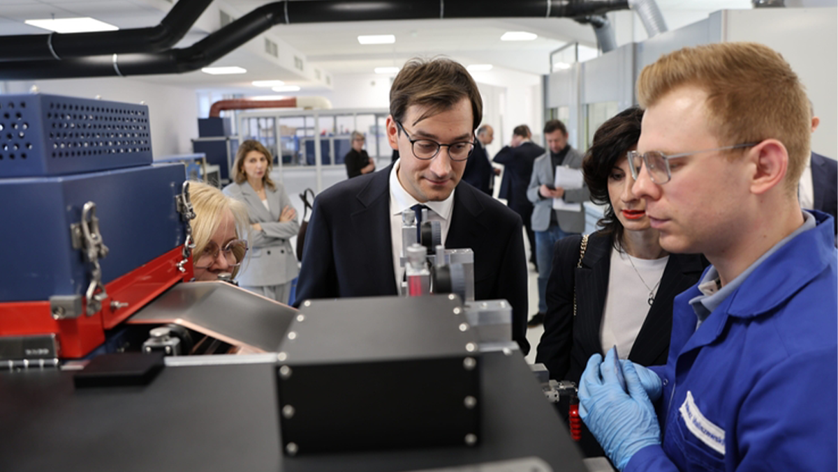 Dr Hubert Cichocki prezes Centrum Łukasiewicz w hali z linią pilotażową do prototypowania ogniw Łukasiewicz – IMN o. w Poznaniu | źródło: Łukasiewicz - IMN