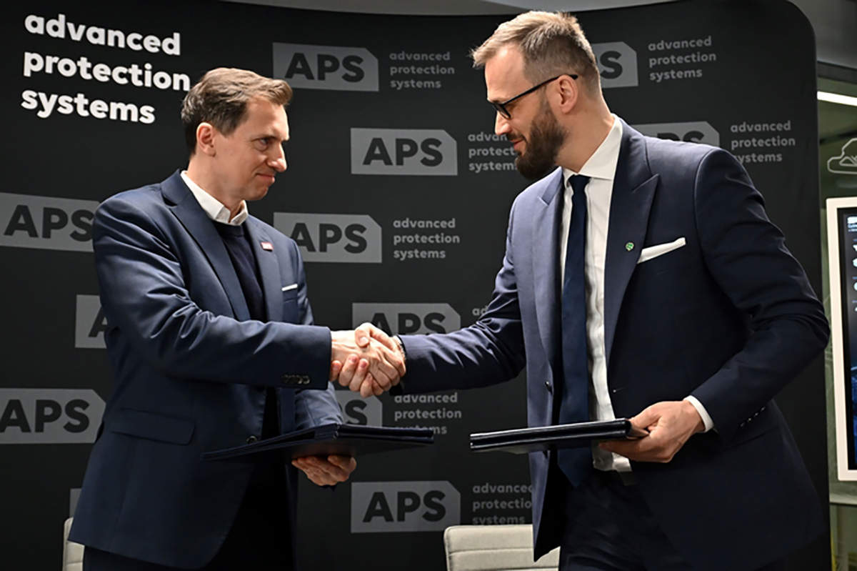 List intencyjny dotyczący inwestycji podpisali 18 marca 2026 r. w Gdyni dr Maciej Klemm i Maciej Samsonowicz, doradca ministra obrony narodowej.