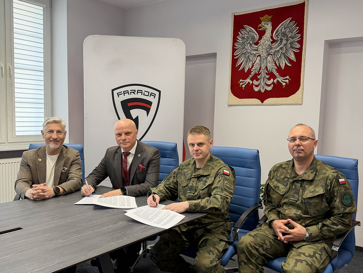 Podpisanie umowy, od prawej: Adam M. Cudny, Przewodniczący RN Farada Group, Szymon Kupaj, Prezes Zarządu Farada Group, płk dr inż. Paweł Sweklej Dyrektor, Wojskowy Instytut Techniczny Uzbrojenia, płk mgr inż. Piotr Ruliński, Szef Centrum Balistyki i Systemów Bezzałogowych WITU; fot. Farada Group