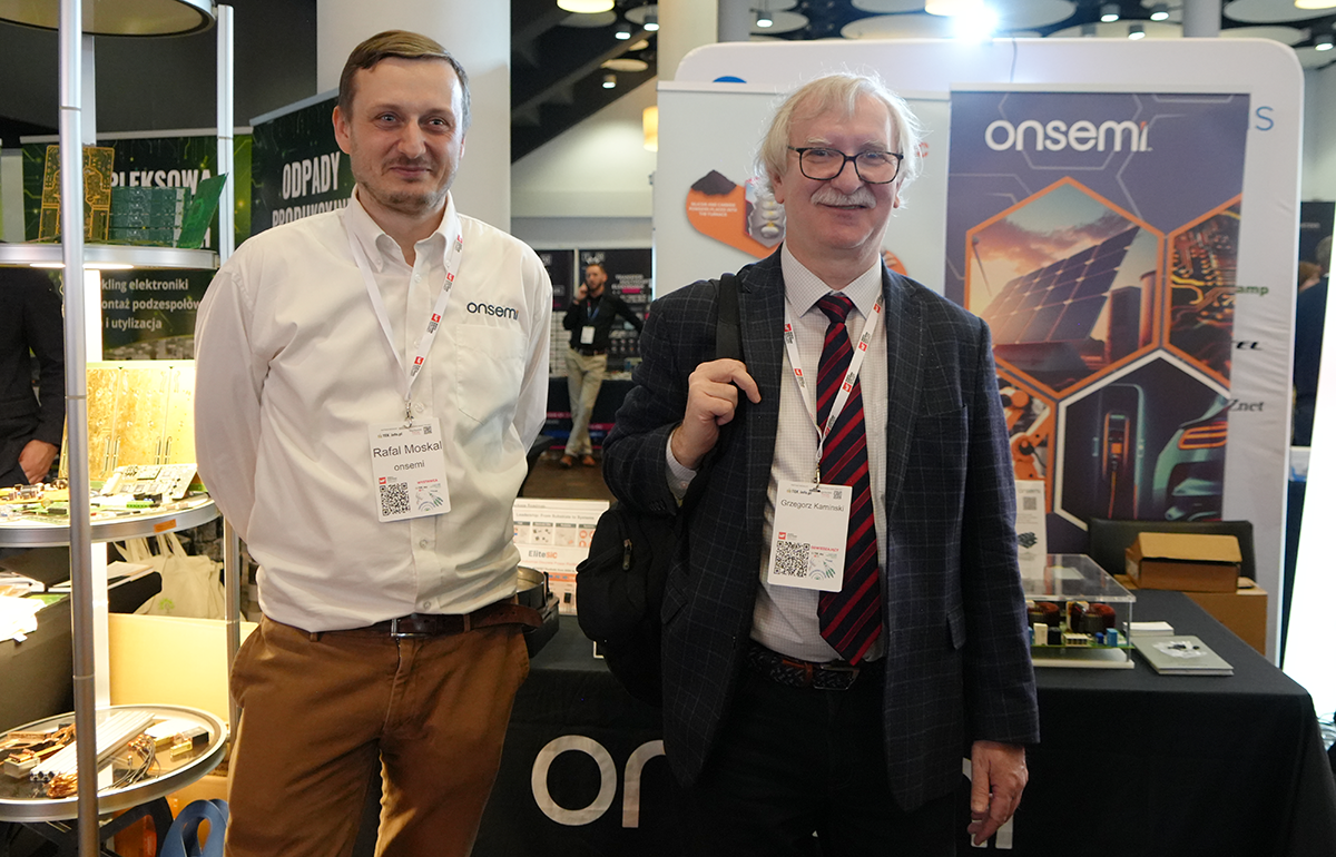 Rafał Moskal z onsemi i Grzegorz Kamiński, dawny pracownik onsemi, już na emeryturze