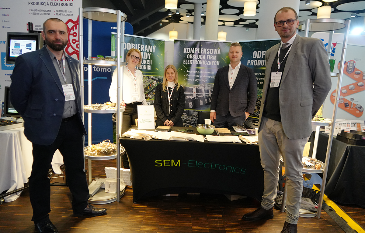 Jarosław Piotrowski, Katarzyna Bank, Joanna Majcherek, Marcin Borys i Karol Paczkowski z firmy SEM Electronics