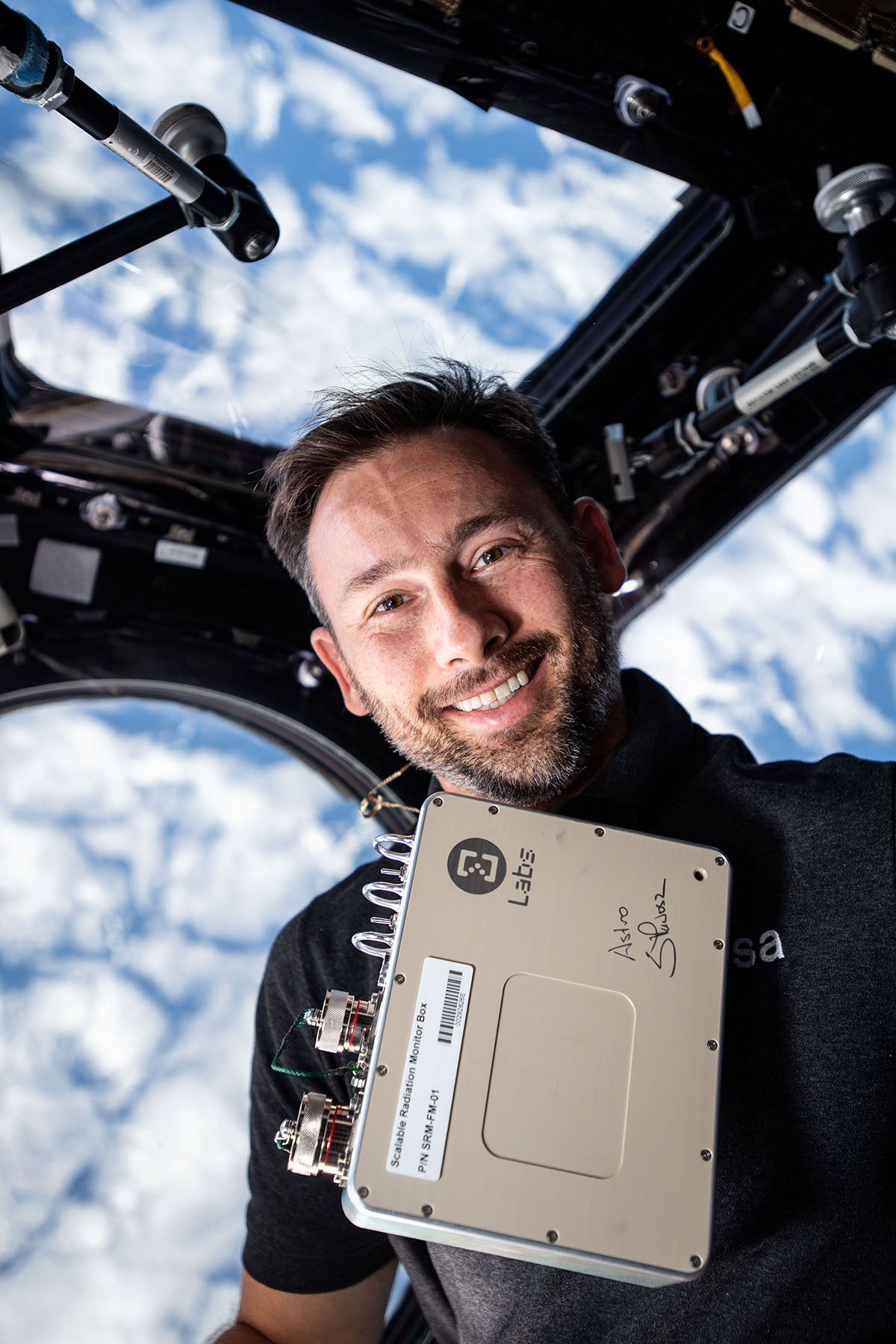 Sławosz Uznański-Wiśniewski –na pokładzie Międzynarodowej Stacji Kosmicznej podczas misji Axiom 4 z urządzeniem Scalable Radiation Monitor (SRM) | źródło: ESA