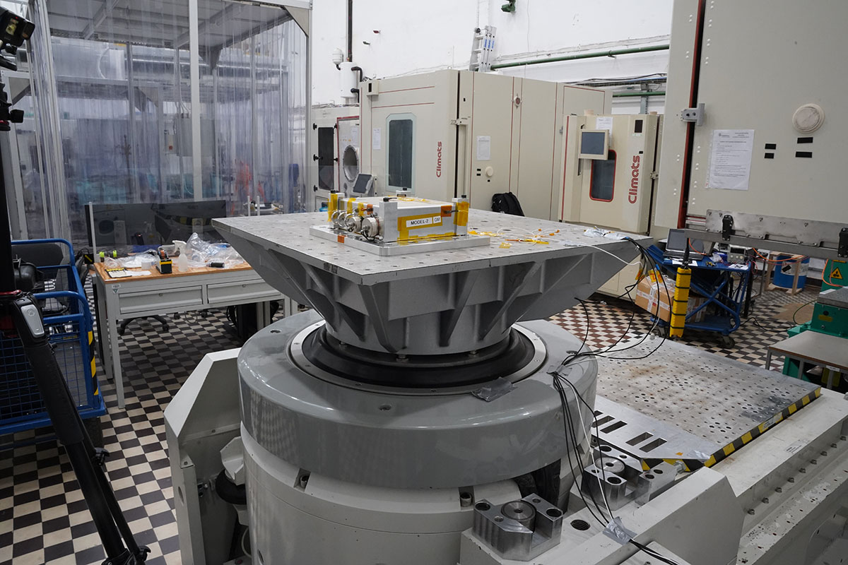 Scalable Radiation Monitor (SRM) z komputerem SoMLabs SLS23 podczas testów wibracyjnych