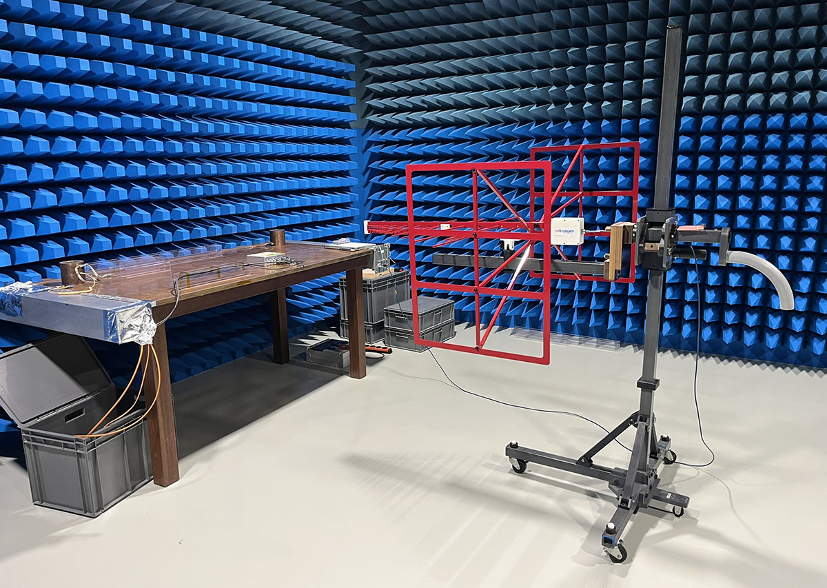 Scalable Radiation Monitor (SRM) z komputerem SoMLabs SLS23 podczas testów EMC