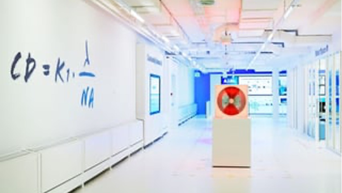 Zdjęcie z firmy ASML ze wzorem Rayleigha na ścianie 