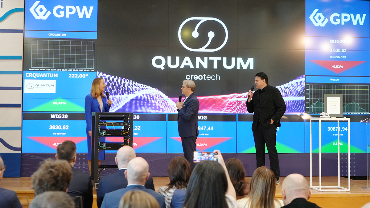 Dr Anna Kamińska i dr Grzegorz Brona wyjaśniają prowadzącemu jak działa system QKD w komunikacji. Fot. Agnieszka Kubasik