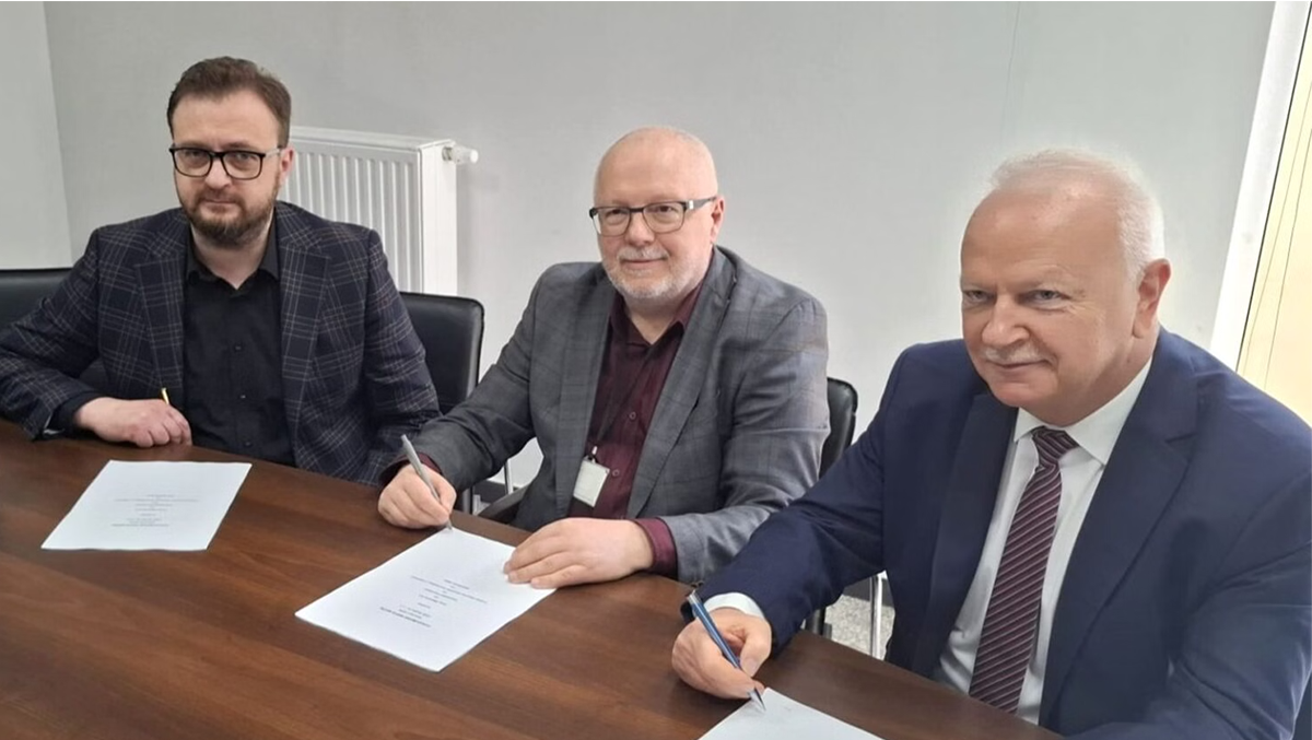 Podpisanie umowy zakupu CASP System sp. z o.o. przez PONAR Wadowice S.A. Na zdjęciu pośrodku Marek Warzecha, prezes zarządu PONAR Wadowice S.A. | źródło: polskiprzemysł.com.pl