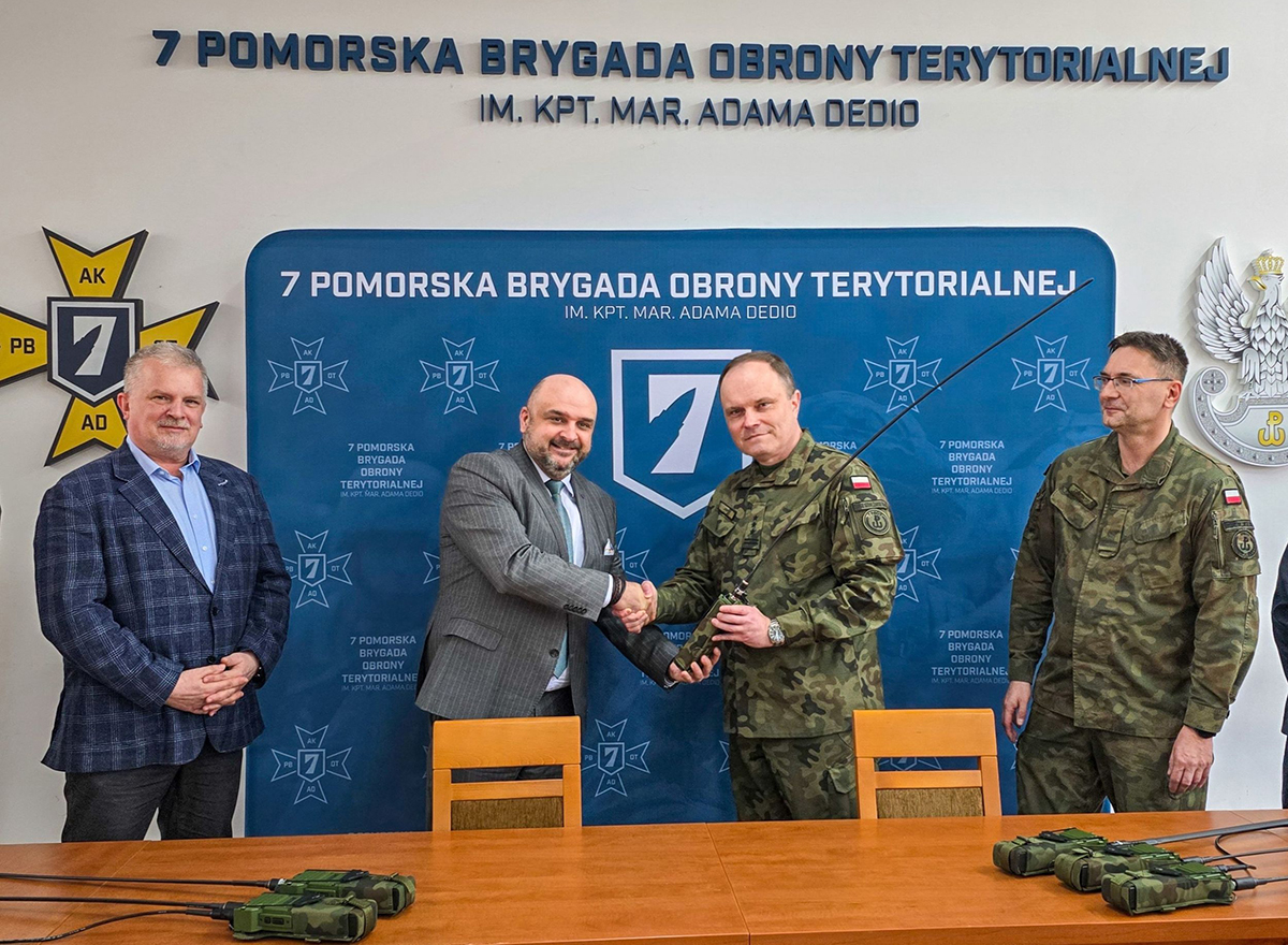 Pułkownik Piotr Jary, dowódca 7. Pomorskiej Brygady Obrony Terytorialnej odebrał z rąk Bartłomieja Zająca, prezesa zarządu spółki RADMOR, partię pięćdziesięciu radiostacji doręcznych 3501/8 | źródło: Grupa WB