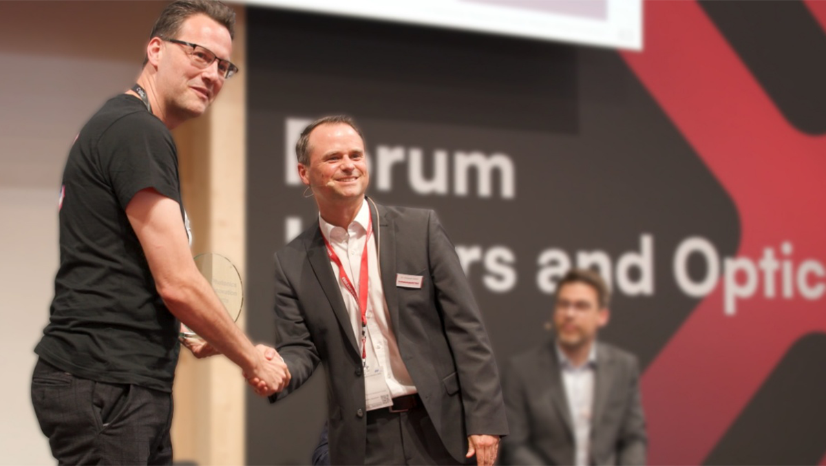 Oliver Lischtschenko, założyciel firmy Coher Sense, podaje rękę Christophowi Seibelowi, kierownikowi działu sprzedaży komponentów w firmie Hamamatsu Photonics, podczas gali rozdania nagród Photonics Innovation Awards. Fot. Hamamatsu