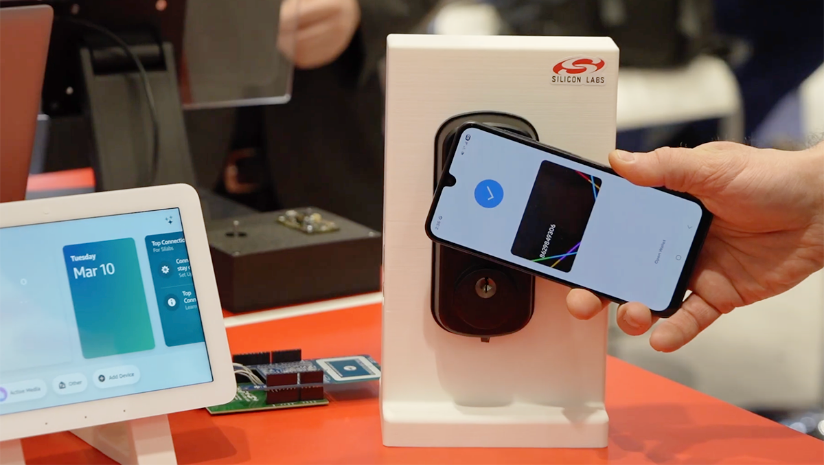 Odblokowywanie zamka w drzwiach. Fot. Agnieszka Kubasik