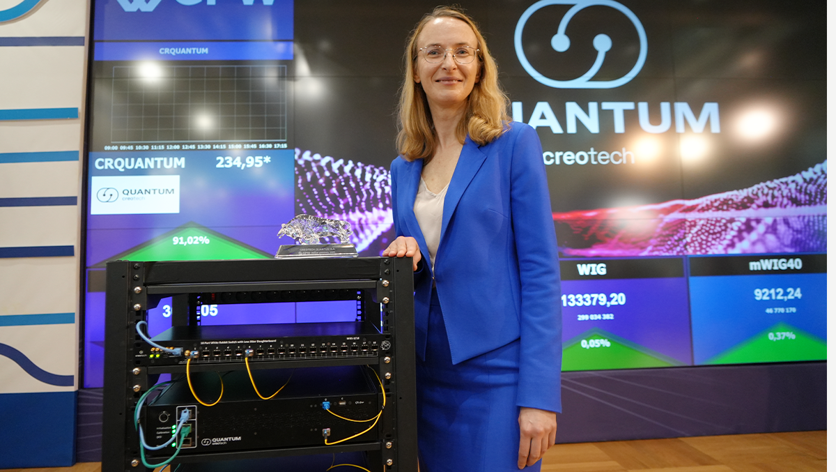 Dr Anna Kamińska z urządzeniem do kwantowej dystrybucji klucza. Fot. Agnieszka Kubasik