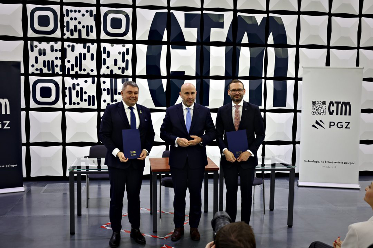 Od lewej: Marcin Wiśniewski, Prezes Zarządu OBR CTM, Adam Leszkiewicz, Prezes Zarządu PGZ i Jan Grabowski Wiceprezes Zarządu | źródło: PGZ