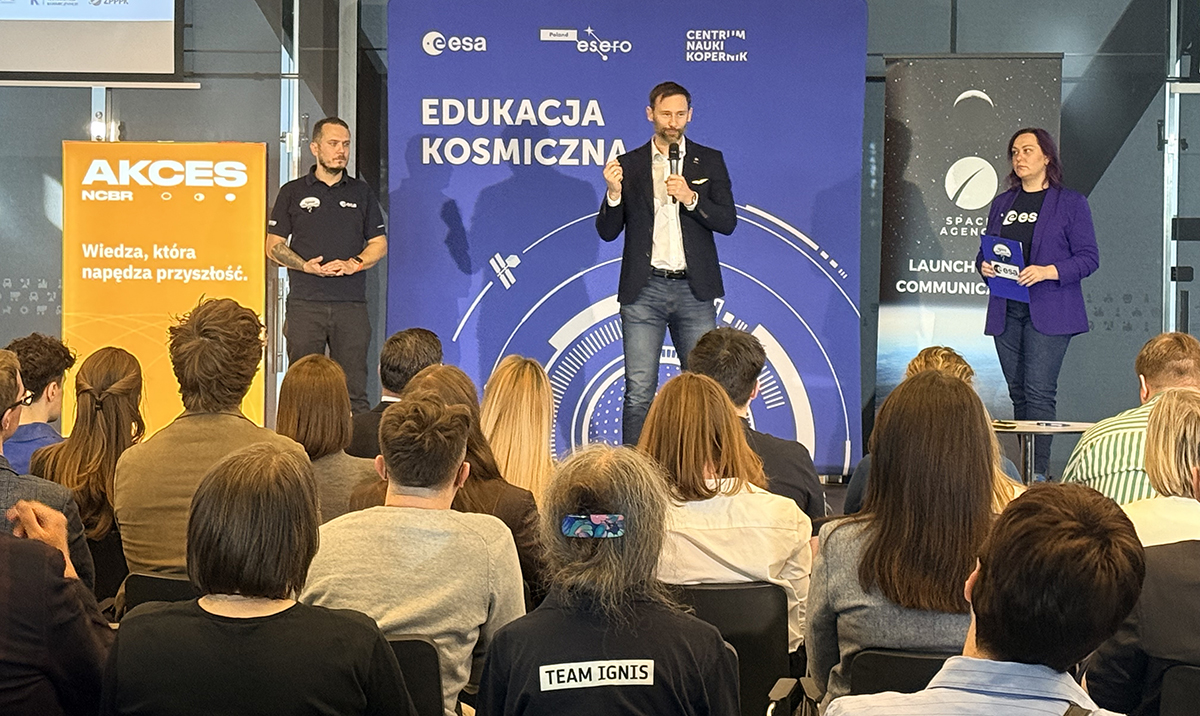 Spotkanie prasowe w Centrum Nauki Kopernik. Na scenie od lewej: Maciek Myśliwiec ze Space Agency, dr inż. Sławosz Uznański-Wiśniewski, Justyna Średzińska z Centrum Nauki Kopernik. Fot. Agnieszka Kubasik