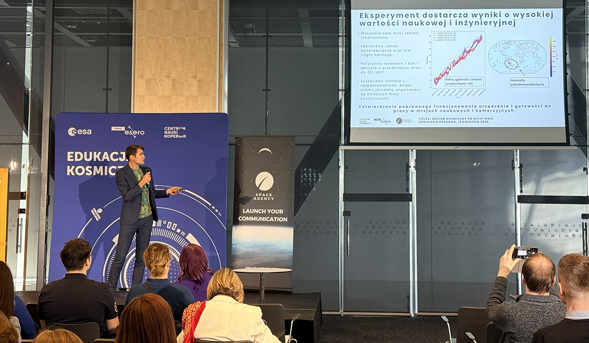 Marcin Patecki z SigmaLabs, prezentujący wyniki eksperymentu Scalable Radiation Monitor (RADMON on ISS). Fot. Agnieszka Kubasik