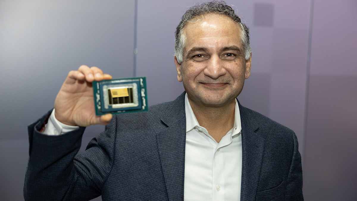 Chandresh Ruparel, dyrektor generalny działu sieci stacjonarnych i sieci rdzeniowych w firmie Intel, z procesorem Intel® Xeon™ 6+
