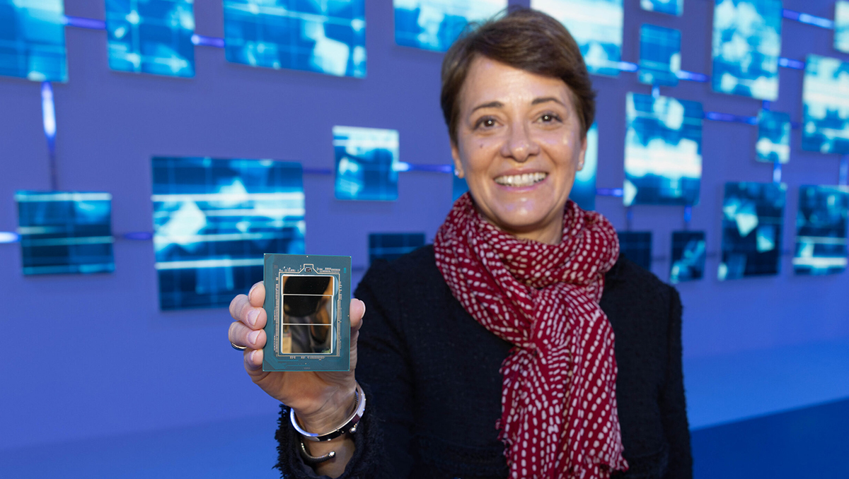 Cristina Rodriguez, wiceprezes w dziale Network and Edge Group (NEX) oraz dyrektor generalny NEX, wyposażonym w układ SoC Intel® Xeon™ 6