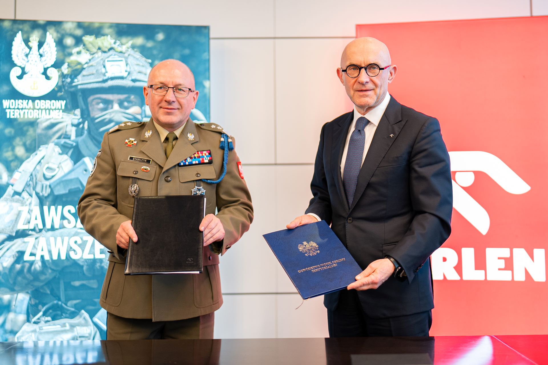 Gen. dyw. dr Krzysztof Stańczyk, Dowódca Wojsk Obrony Terytorialnej i Ireneusz Fąfara, Prezes Zarządu ORLEN