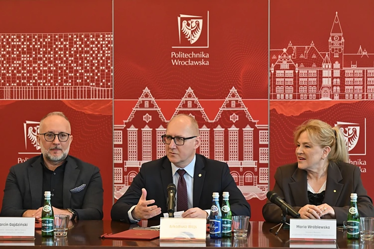 Marcin Gajdziński, prof. Arkadiusz Wójs i Maria Wróblewska, doradca ministra energii | źródło: PWr