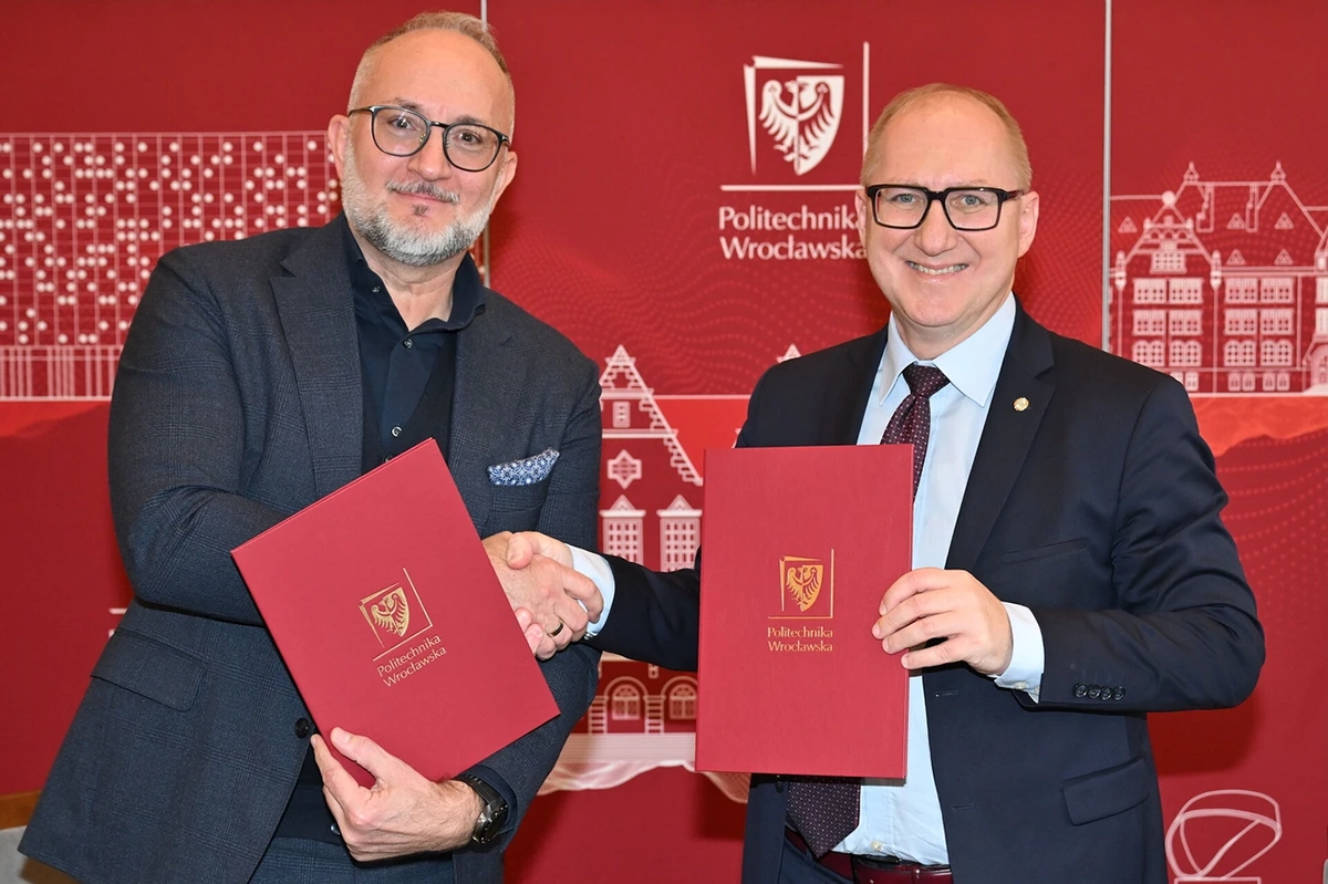 Dyrektor generalnego IBM w Polsce Marcin Gajdziński i rektor prof. Arkadiusz Wójs | źródło: PWr