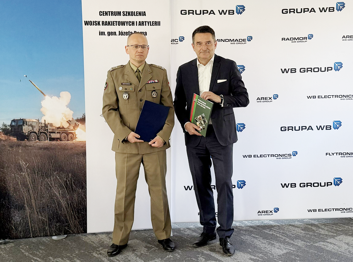 Ppłk Bogumił Będkowski, zastępca komendanta Centrum Szkolenia Wojsk Rakietowych i Artylerii oraz Adam Bartosiewicz, wiceprezes GRUPY WB i | źródło: WB Group