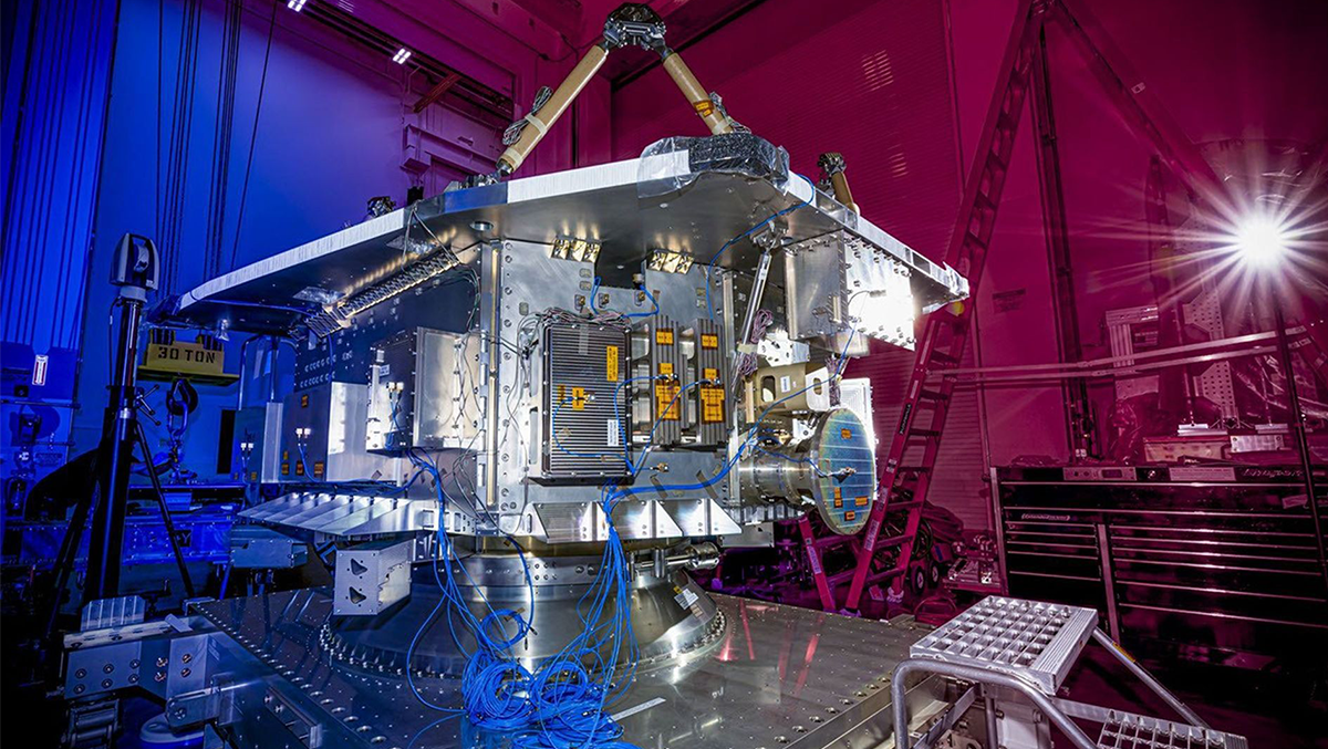 Przedstawiona tutaj konstrukcja nośna sondy NEO Surveyor należącej do NASA przeszła serię testów w ośrodku BAE Systems Space & Mission Systems w Boulder w stanie Kolorado w sierpniu 2025 roku. W konstrukcji tej umieszczono podsystemy zasilania, napędu, awioniki i łączności, wszystkie odizolowane od teleskopu i czułych detektorów | źródło: BAE Systems Space & Mission Systems