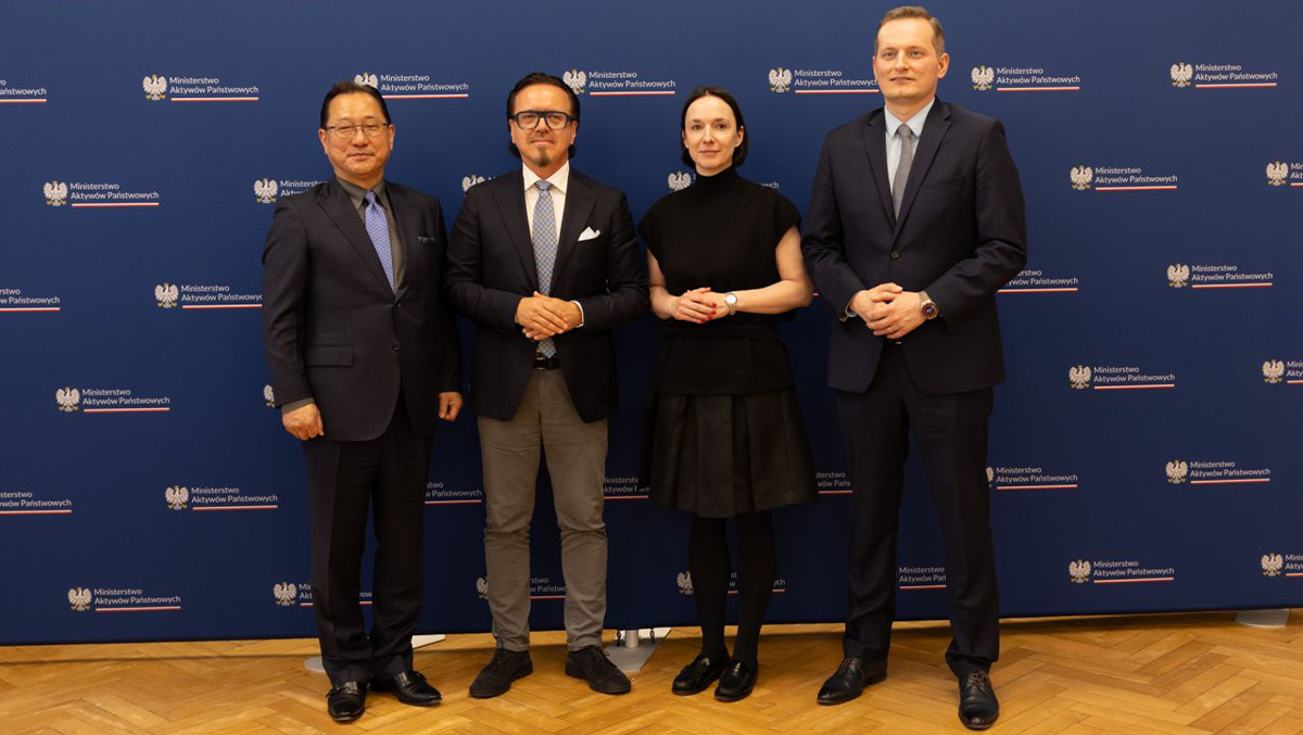 Jun Seki, Foxconn Chief Strategy Officer for EV w Foxconn, minister Wojciech Balczun, wiceminister Eliza Zeidler oraz prezes EMP Cyprian Gronkiewicz.