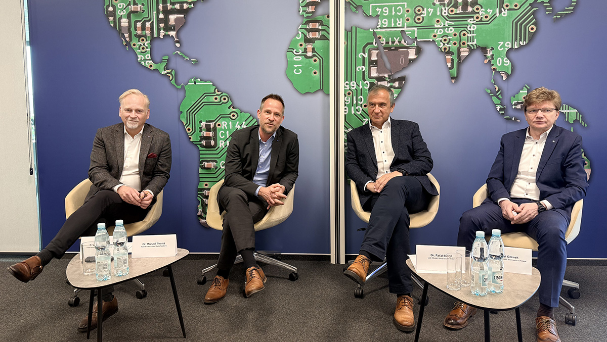 Spotkanie prasowe w TRUMPF Huettinger na Annopolu. Od lewej: Bertold Schmidt, CTO Grupy TRUMPF; dr Manuel Thoma, dyrektor ds. relacji z mediami; dr Rafał Bugyi, prezes Sektora Elektroniki TRUMPF; Paweł Ozimek, dyrektor zarządzający polskiego oddziału Sektora Elektroniki TRUMPF.